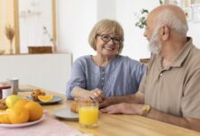 Quais são os benefícios previdenciários e assistenciais disponíveis para idosos e como eles se relacionam