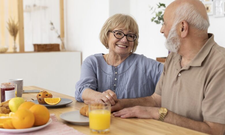 Quais são os benefícios previdenciários e assistenciais disponíveis para idosos e como eles se relacionam