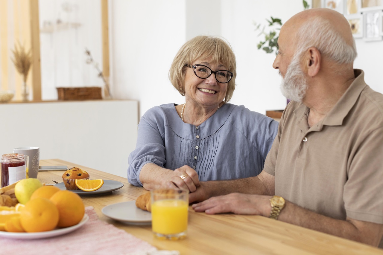 Quais são os benefícios previdenciários e assistenciais disponíveis para idosos e como eles se relacionam