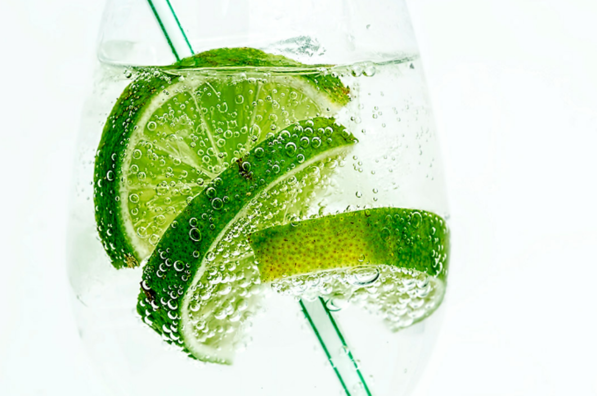 Água com limão: Descubra 9 benefícios do consumo diário para sua Saúde