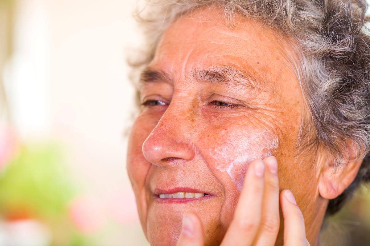 Pele do idoso mais fina? Entenda os cuidados necessários na terceira idade