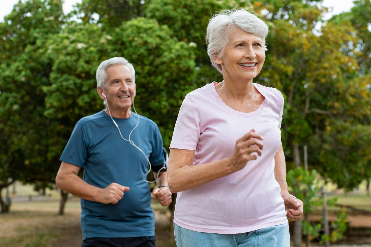 Corrida para idosos é seguro? Conheça os benefícios e cuidados