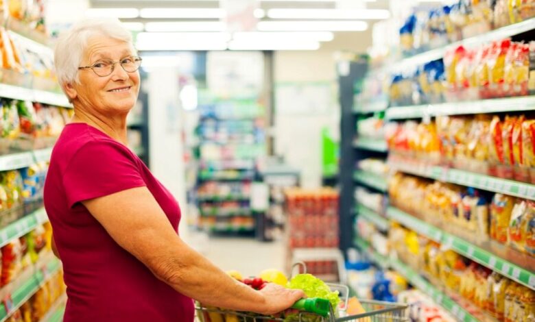 Idosos têm direito ao Cartão Alimentação do Bolsa Família? Imagem: Freepik