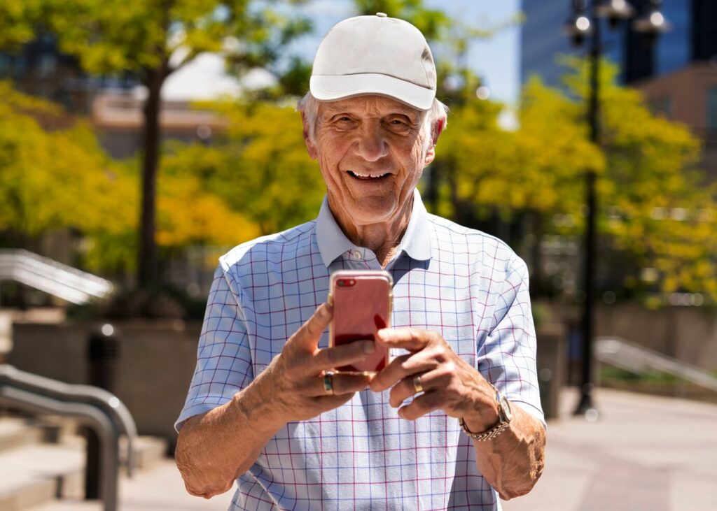 Governo libera acesso gratuito à internet para idosos. Saiba como aproveitar!