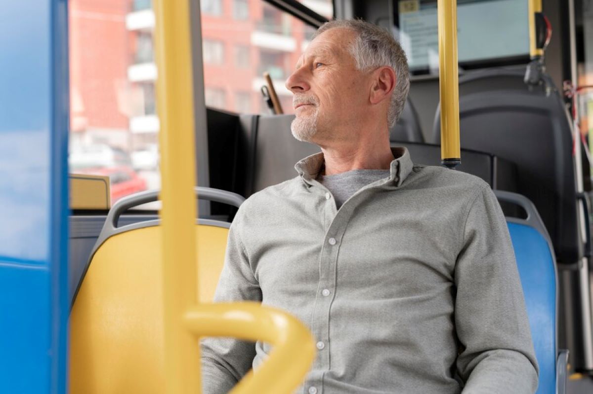 Idosos a Partir de 60 Anos Ganham Novo Cartão de Ônibus. Imagem: Freepik