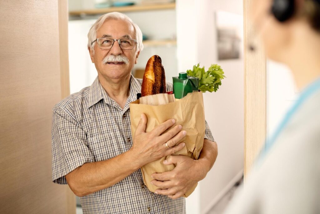 Descubra a facilidade de acessar delivery de alimentos e medicamentos para idosos