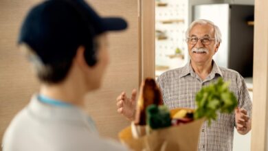 Entrega em casa: serviços de delivery adaptados para atender as necessidades dos idosos