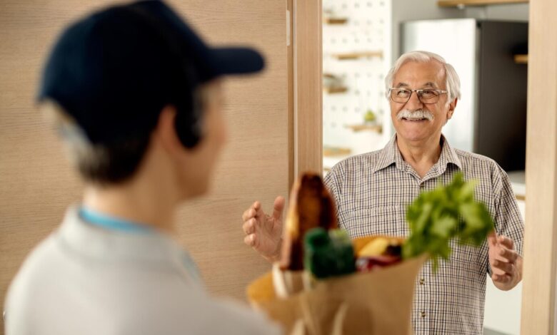 Entrega em casa: serviços de delivery adaptados para atender as necessidades dos idosos