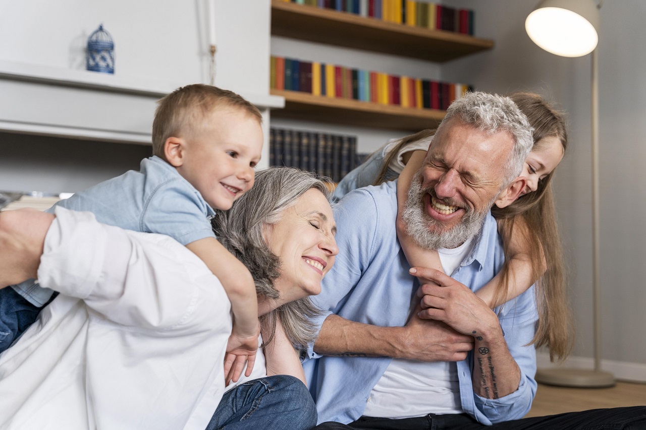 Avós + Netos = Felicidade: 6 Benefícios na vida dos Idosos