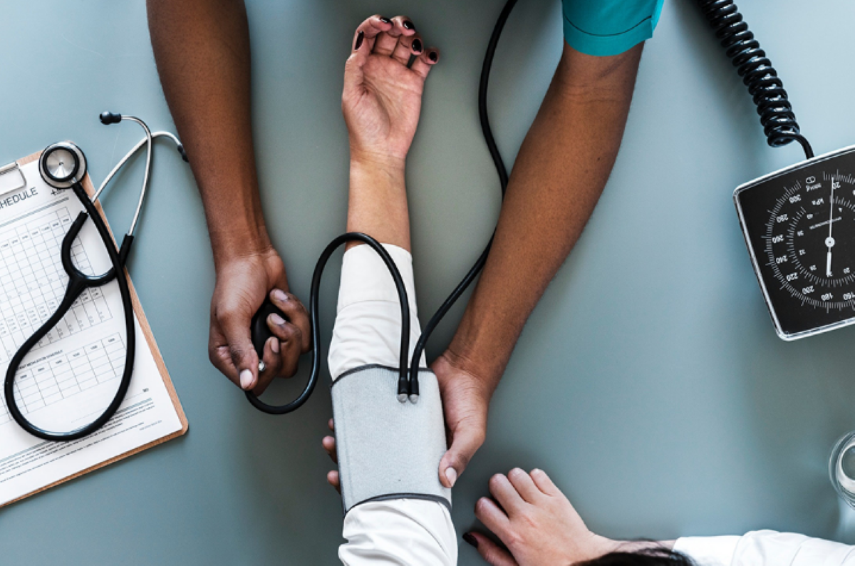 Quais são os sinais de doenças comuns na idade avançada?