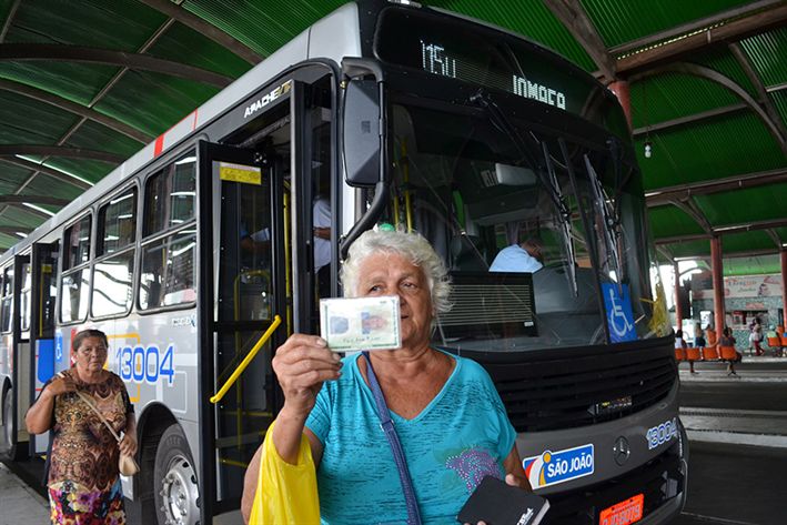 Economize seu dinheiro: transporte público grátis para idosos acima dos 60 anos!