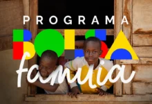 Crianças sorrindo na janela com arte do Programa Bolsa Família.