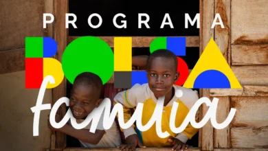 Crianças sorrindo na janela com arte do Programa Bolsa Família.