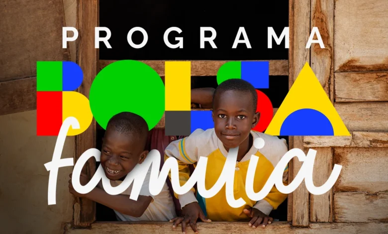 Crianças sorrindo na janela com arte do Programa Bolsa Família.