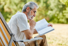 Leitura para idosos: 7 benefícios que os livros trazem na melhor idade