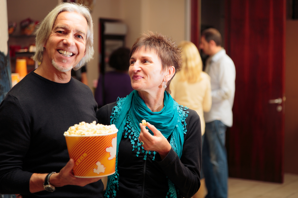 Meia-entrada para idosos: entenda como funciona no cinema e outros locais