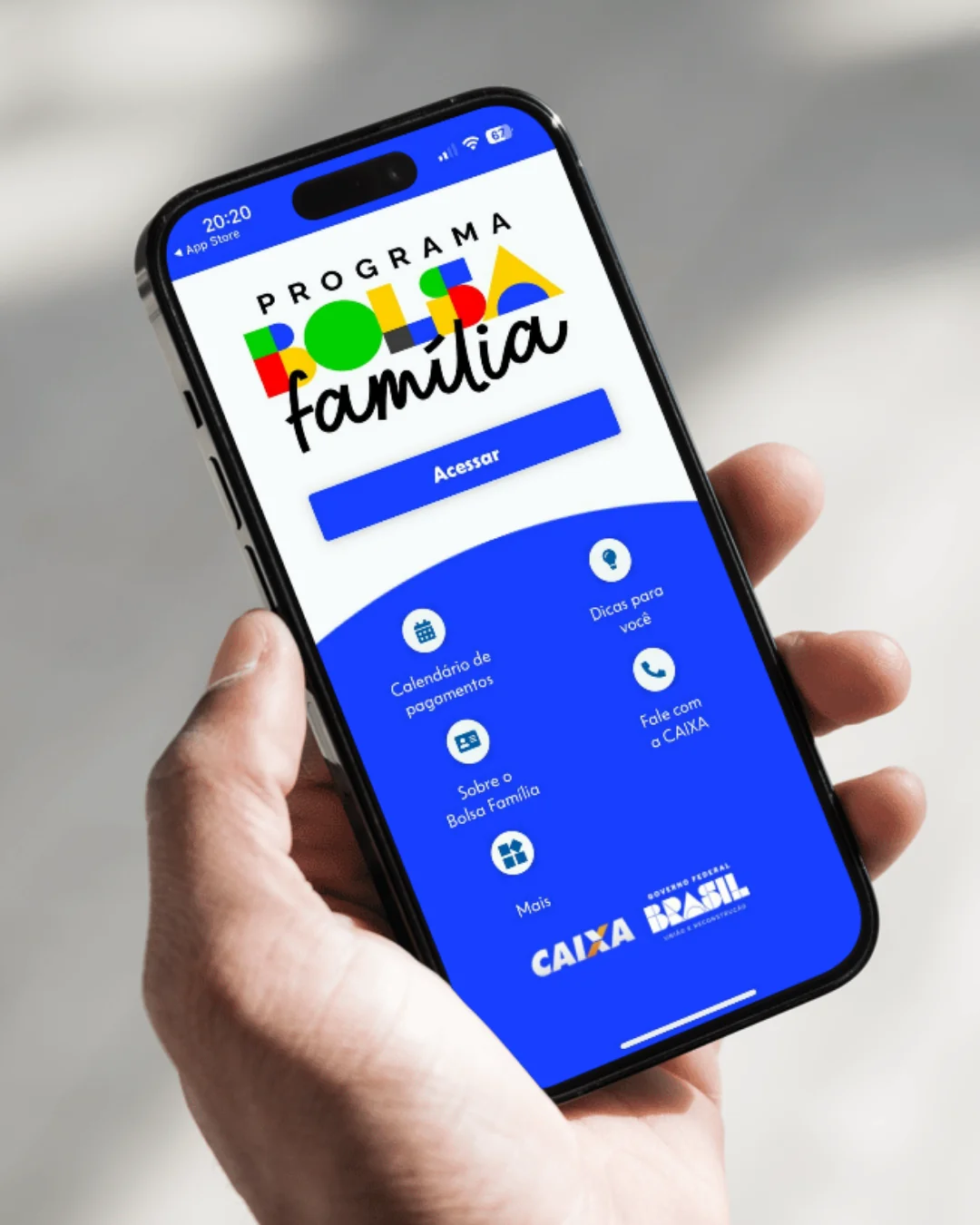 Pessoa acessando o aplicativo do Bolsa Família no celular.