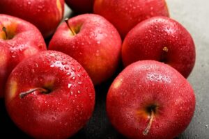 Descubra os benefícios de comer uma maçã por dia para a saúde.