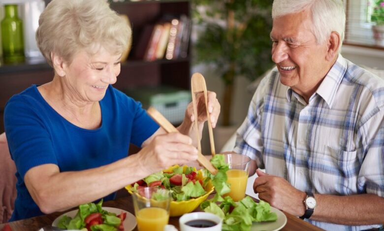 Como a alimentação pode melhorar a saúde dos idosos: 4 dicas importantes.