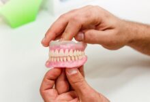 Cuidados essenciais para manter a prótese dentária branca.