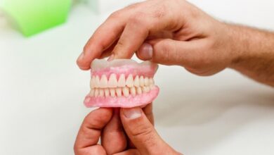 Cuidados essenciais para manter a prótese dentária branca.