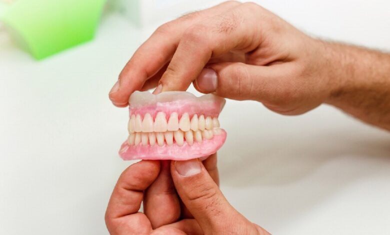 Cuidados essenciais para manter a prótese dentária branca.