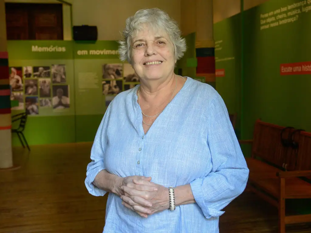 Celebre a Beleza Natural dos Seus Grisalhos Com Um Corte de Cabelo Que Realce Sua Confiança e Estilo Único. Imagem: Agência Brasil.