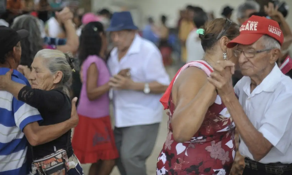 Ao se Livrar do Fardo das Dívidas, os Idosos Podem Desfrutar de Inúmeros Benefícios. Imagem: Agência Brasil.