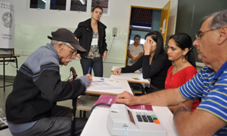 70 anos e ainda indeciso sobre ir votar em 2024? Descubra a importância do seu voto