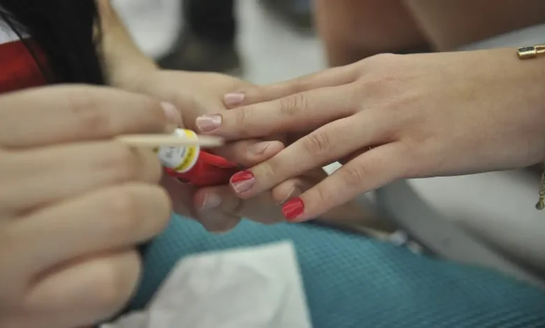 A Escolha do Esmalte Certo Pode Fazer Uma Diferença Significativa Na Aparência Das Mãos Maduras. Imagem: Agência Brasil.