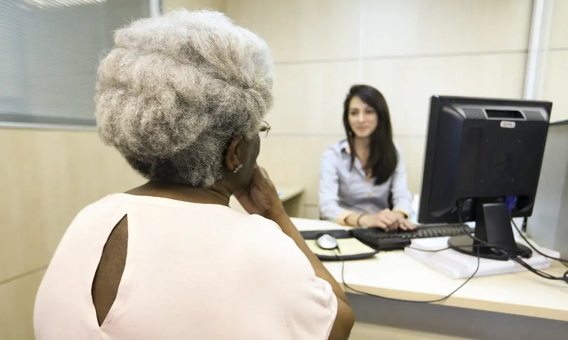 Benefícios fiscais e proteções em planos de saúde para idosos. Imagem: Agência Brasil