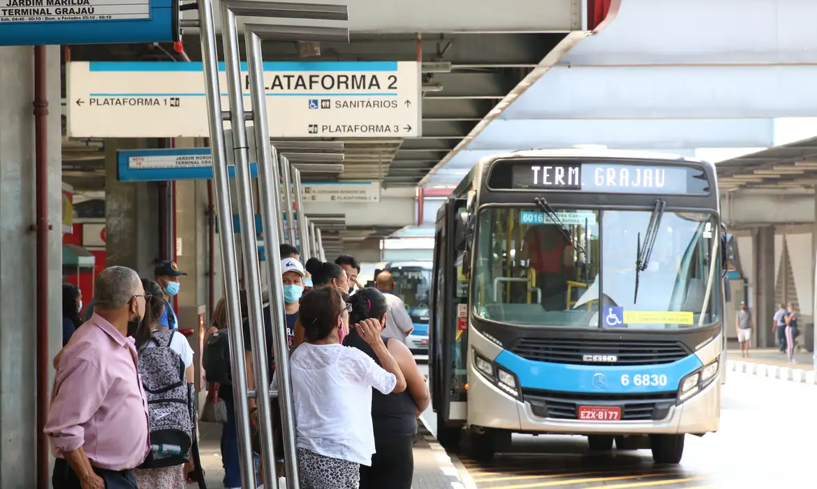 Transporte gratuito para idosos. Imagem: Agência Brasil