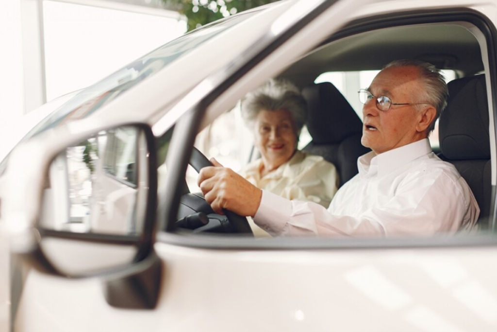 Para motoristas com 70 anos ou mais, o prazo de validade da CNH é de 3 anos. Imagem: Freepik