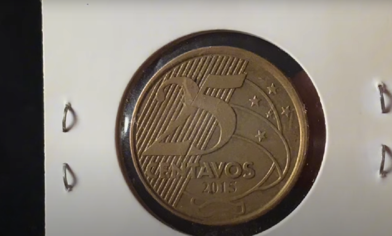 Moeda de 25 centavos de 2015: valiosa peça de colecionador com erro de reverso invertido.