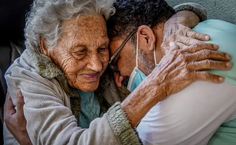 O Apoio Familiar é Especialmente Importante Para Idosos Com Mobilidade Reduzida. Imagem: Agência Brasil.