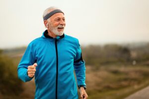 A prática de atividades físicas pode ser uma grande aliada na saúde mental dos idosos. 