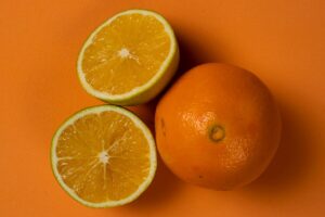 Entenda a relação entre a laranja e a prevenção de cálculos renais