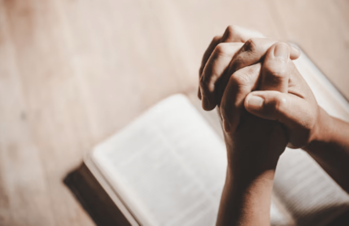 Que suas orações sejam ouvidas e que sua semana seja repleta de realizações e alegrias. Imagem: Freepik.