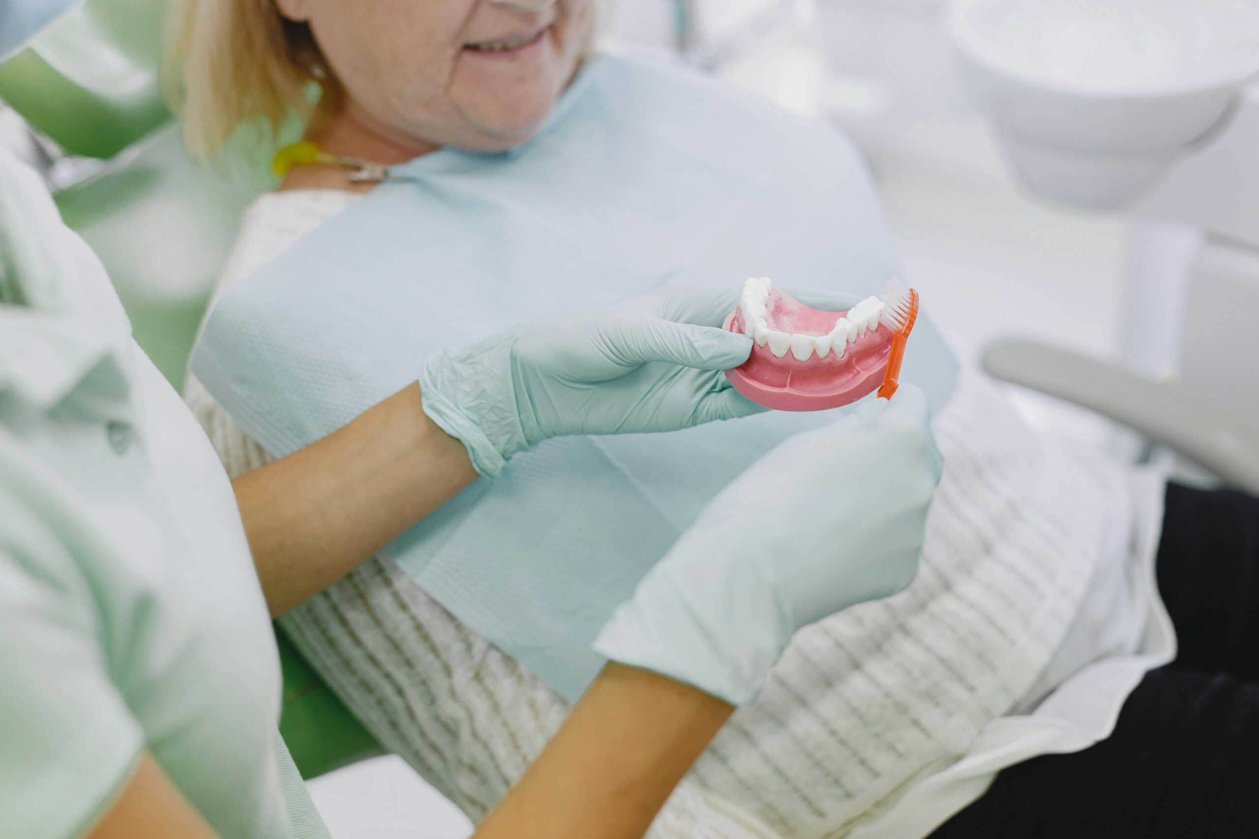 A higiene bucal adequada é ainda mais importante para idosos com dentaduras. Imagem: Pexels 