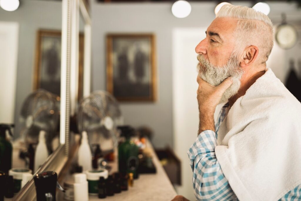 A escolha certa da barba pode ajudar a equilibrar o formato do rosto e suavizar traços marcantes. Imagem: Freepik