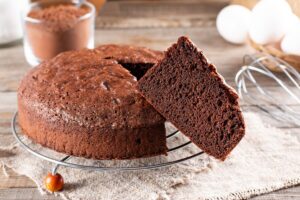 Bolo de chocolate simples: uma delícia clássica para todas as ocasiões. 