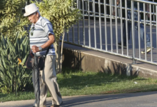 Idoso caminhando na rua