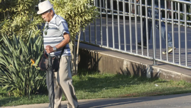 Idoso caminhando na rua