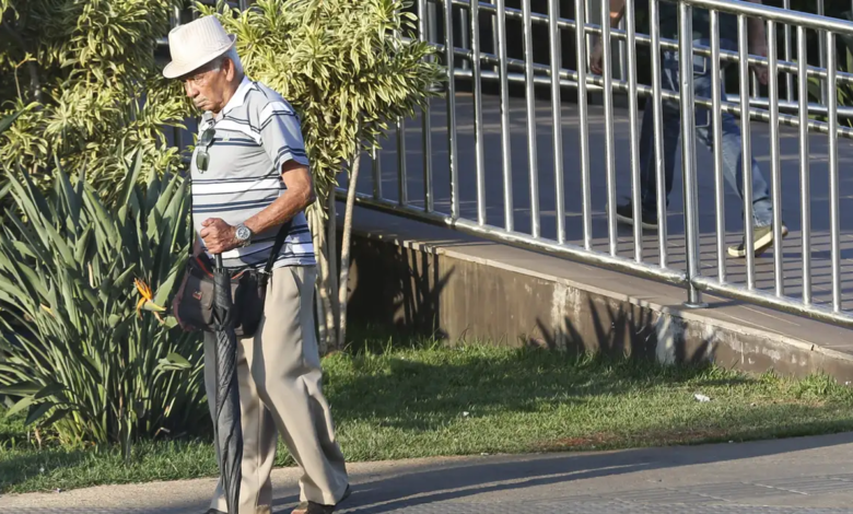 Idoso caminhando na rua