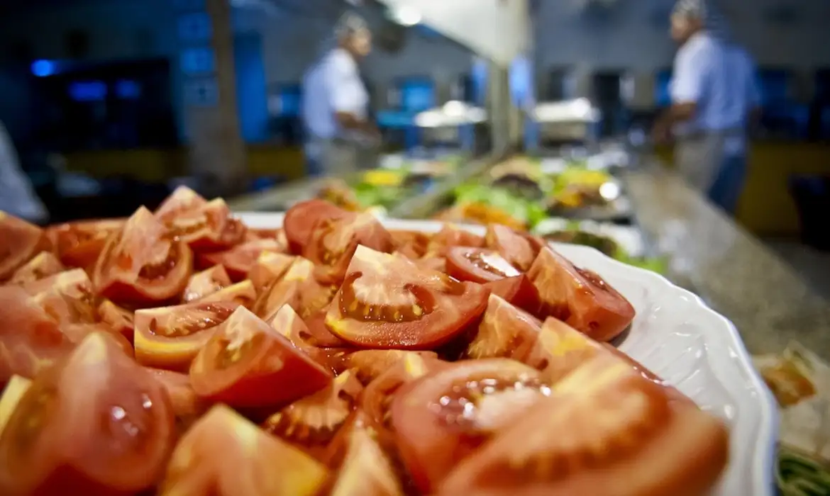 Imagem de um prato com tomates