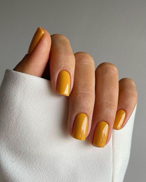 Esmalte da cor Mostarda, uma das cores tendência desse verão 