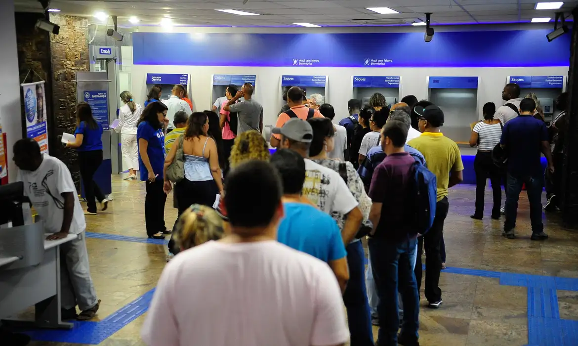 Imagem de beneficiários do BPC em uma fila do INSS