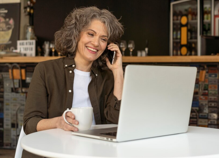 Imagem de uma mulher com cabelo médio em frente ao computador