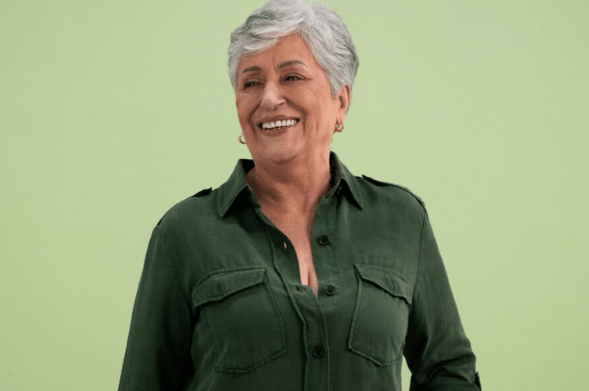 Imagem de mulher madura sorrindo com seu cabelo curto