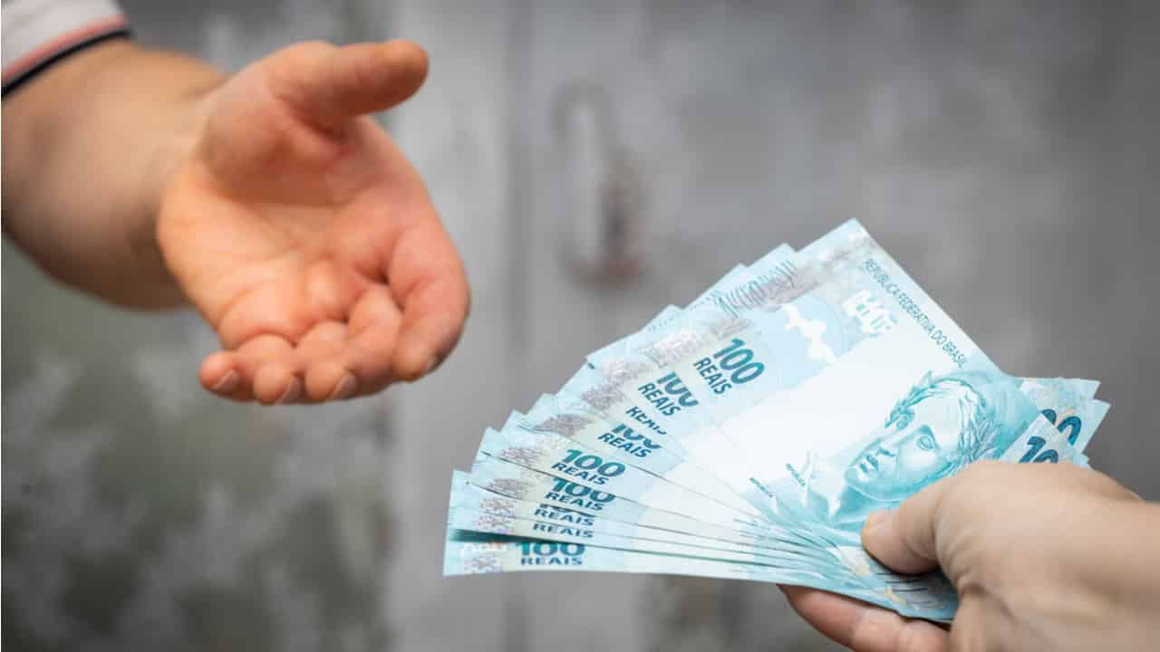 Meu pai recebe BPC. Posso trabalhar de carteira assinada?